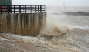 Typhoon Saudel slams China, stalling Fujian ferries