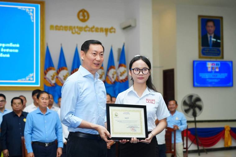 ឯកឧត្តម កែវ រតនៈ និងឯកឧត្តម ខូយ រីដា អញ្ជើញជួបសំណេះសំណាល និងផ្តល់រង្វាន់លើកទឹកចិត្តដល់សិស្សនិទ្ទេស A ទាំង ៣៦នាក់