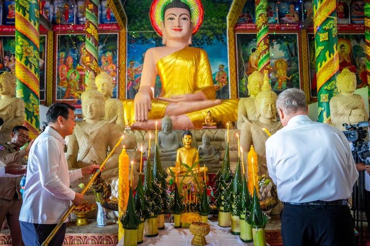ឯកឧត្តម ឌិត ទីណា និងឯកអគ្គរដ្ឋទូតរុស្ស៉ី ចូលរួមពិធីបង្សុកូលជូនវិញ្ញាណក្ខន្ធអ្នកជំនាញការកសិកម្មសូវៀត និងកម្ពុជា ៩រូប ដែលបានទទួលមរណភាពនៅក្នុងសម័យខ្មែរក្រហម